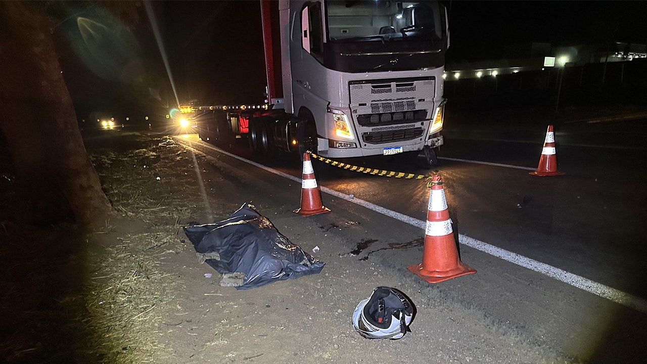 Veja o vídeo: motociclista invade contramão e morre ao bater de frente com carreta na BR-040 em João Pinheiro