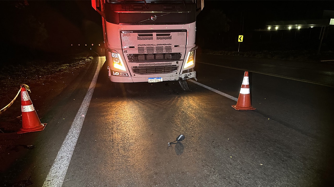 Veja o vídeo: motociclista invade contramão e morre ao bater de frente com carreta na BR-040 em João Pinheiro