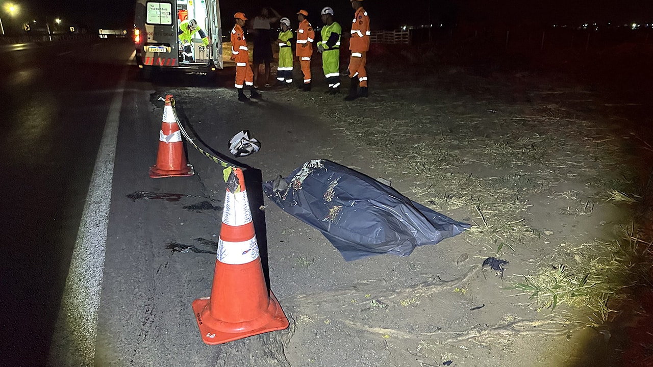 Veja o vídeo: motociclista invade contramão e morre ao bater de frente com carreta na BR-040 em João Pinheiro