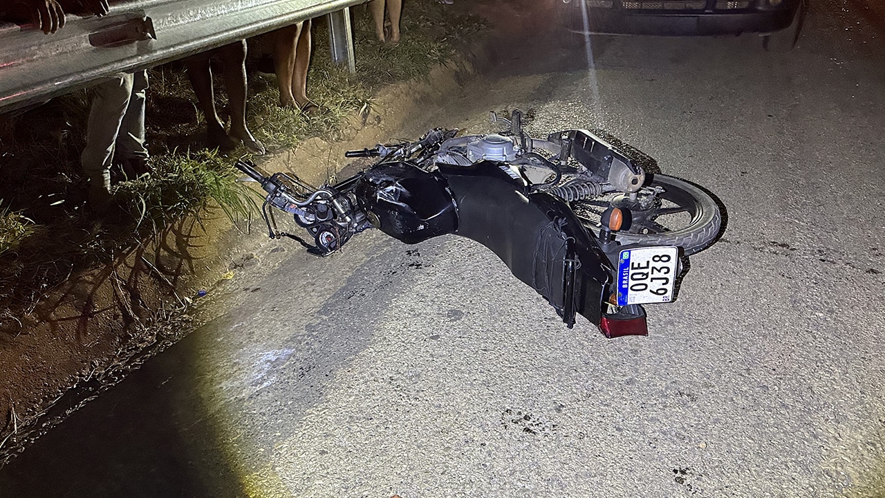 Veja o vídeo: motociclista invade contramão e morre ao bater de frente com carreta na BR-040 em João Pinheiro