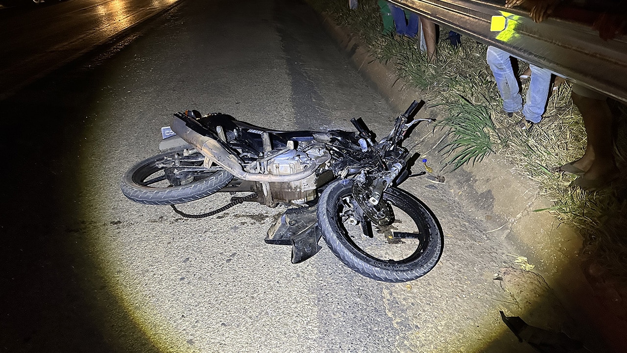 Veja o vídeo: motociclista invade contramão e morre ao bater de frente com carreta na BR-040 em João Pinheiro