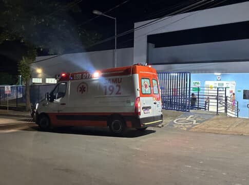 Homem é esfaqueado nas costas pelo