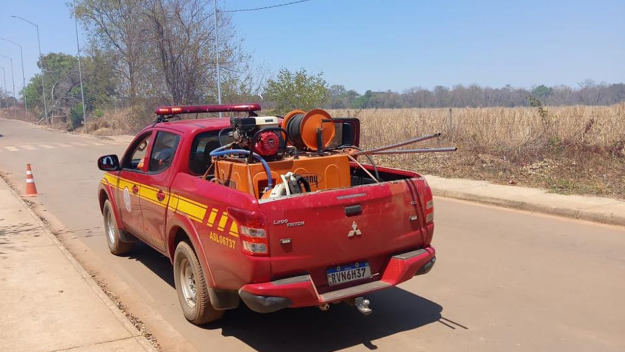 Fogo na Fruta d'Antas se aproxima de escola, suspende aulas e mobiliza moradores e bombeiros em João Pinheiro