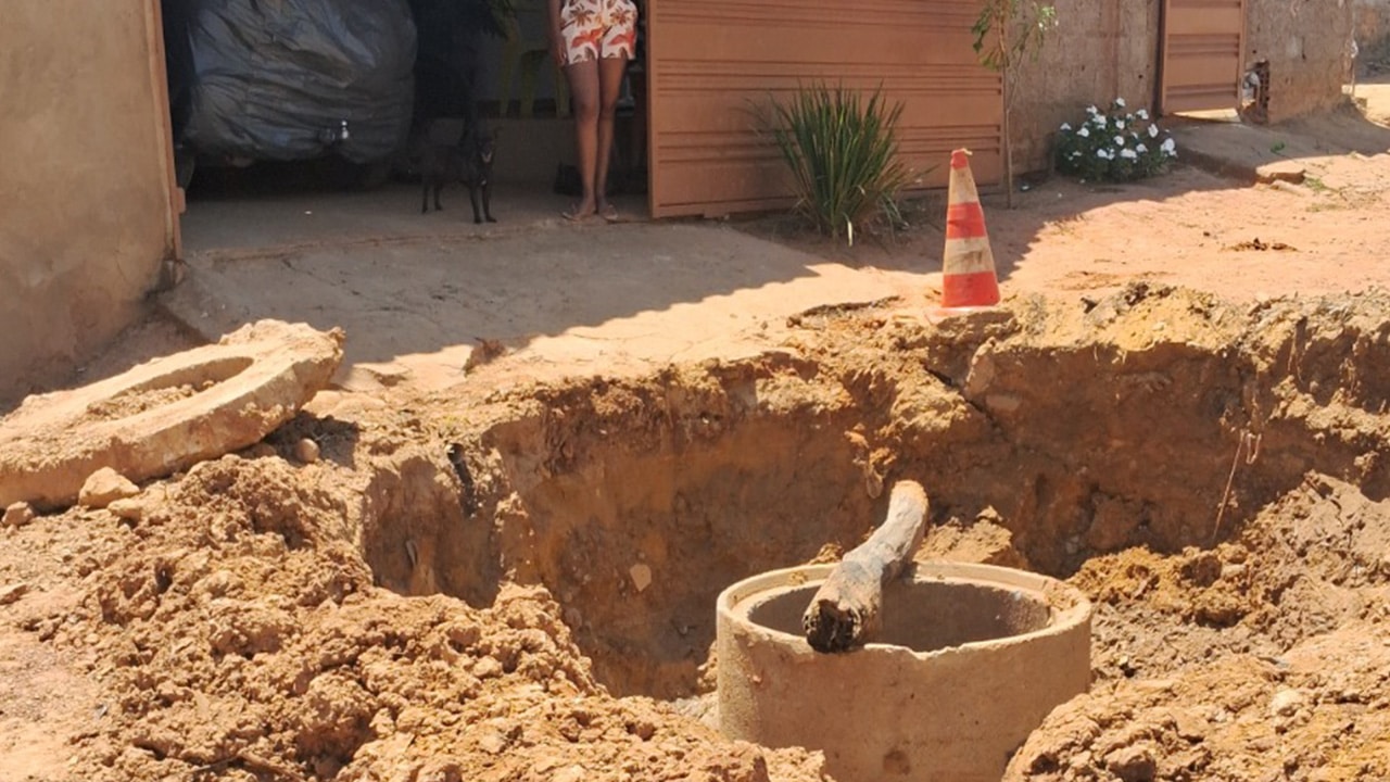 Esgoto da Copasa vaza por 11 dias, mata peixes e abre cratera em rua de Brasilândia de Minas