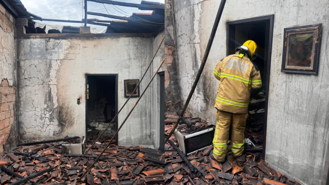 Briga por herança termina com casa incendiada e irmão preso após se entregar em João Pinheiro