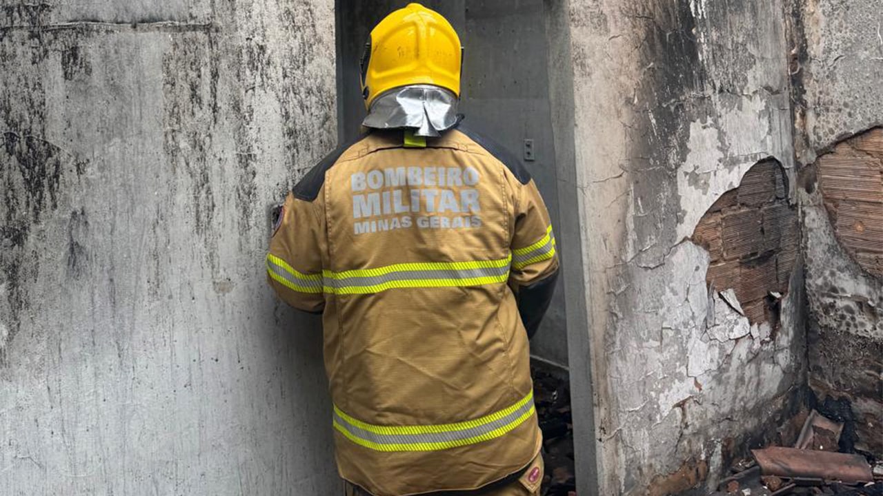Briga por herança termina com casa incendiada e irmão preso após se entregar em João Pinheiro