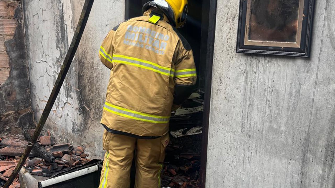 Briga por herança termina com casa incendiada e irmão preso após se entregar em João Pinheiro