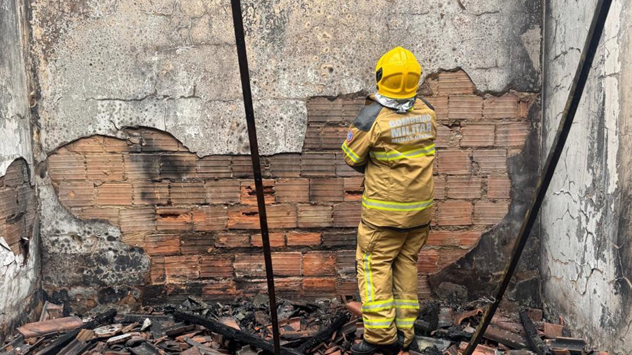 Briga por herança termina com casa incendiada e irmão preso após se entregar em João Pinheiro