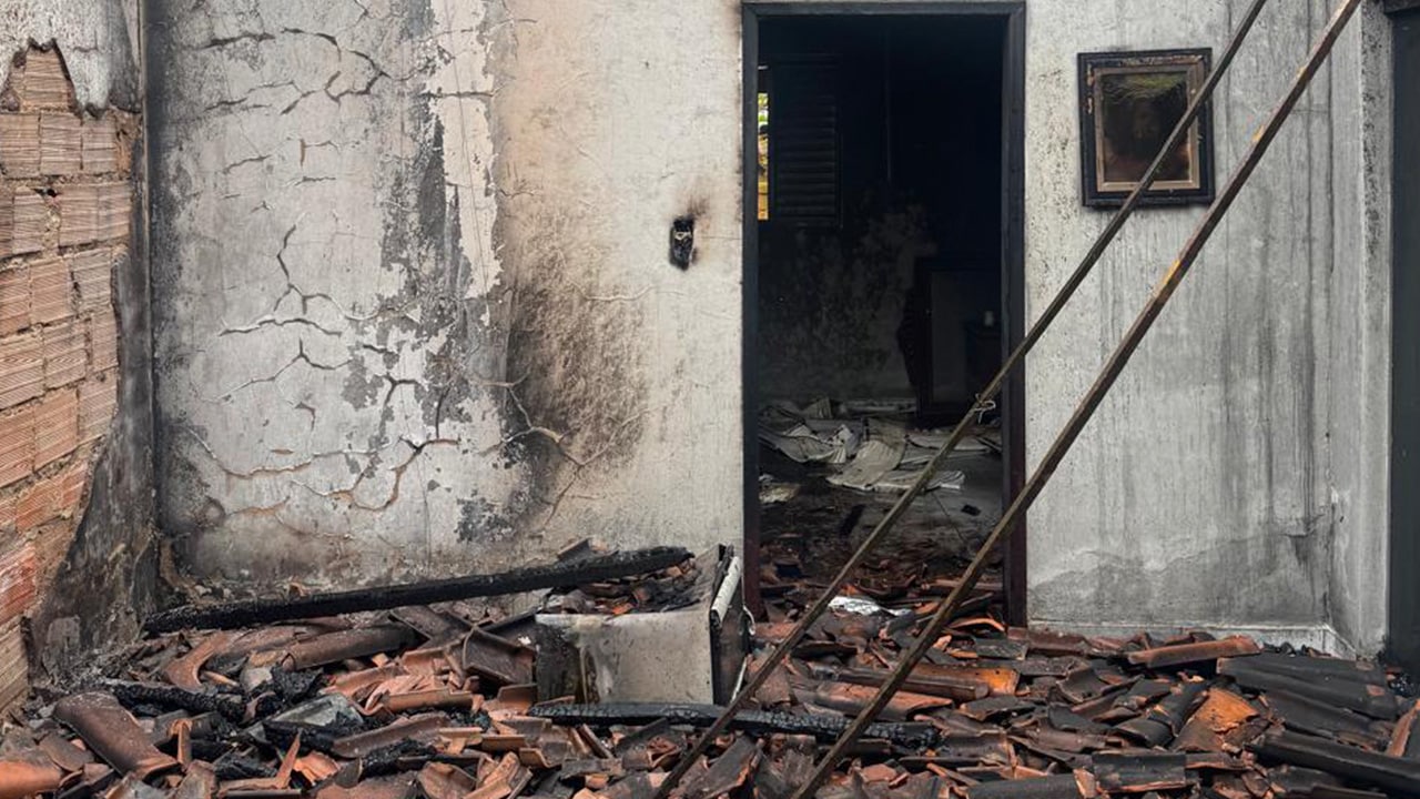 Briga por herança termina com casa incendiada e irmão preso após se entregar em João Pinheiro