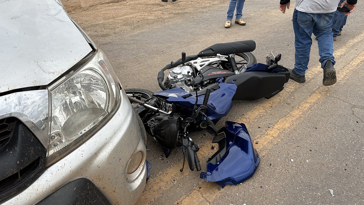 Motociclista fica ferido em acidente com caminhonete que acessou a BR-040 de forma irregular em João Pinheiro