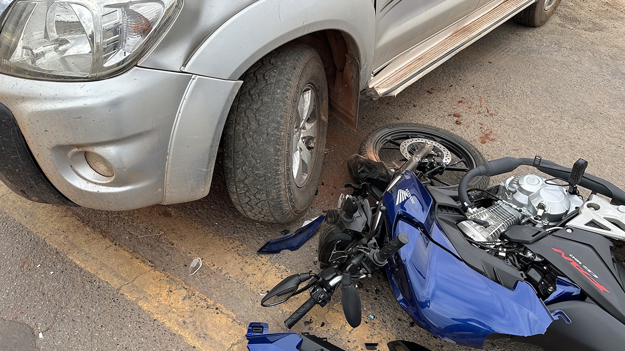 Motociclista fica ferido em acidente com caminhonete que acessou a BR-040 de forma irregular em João Pinheiro