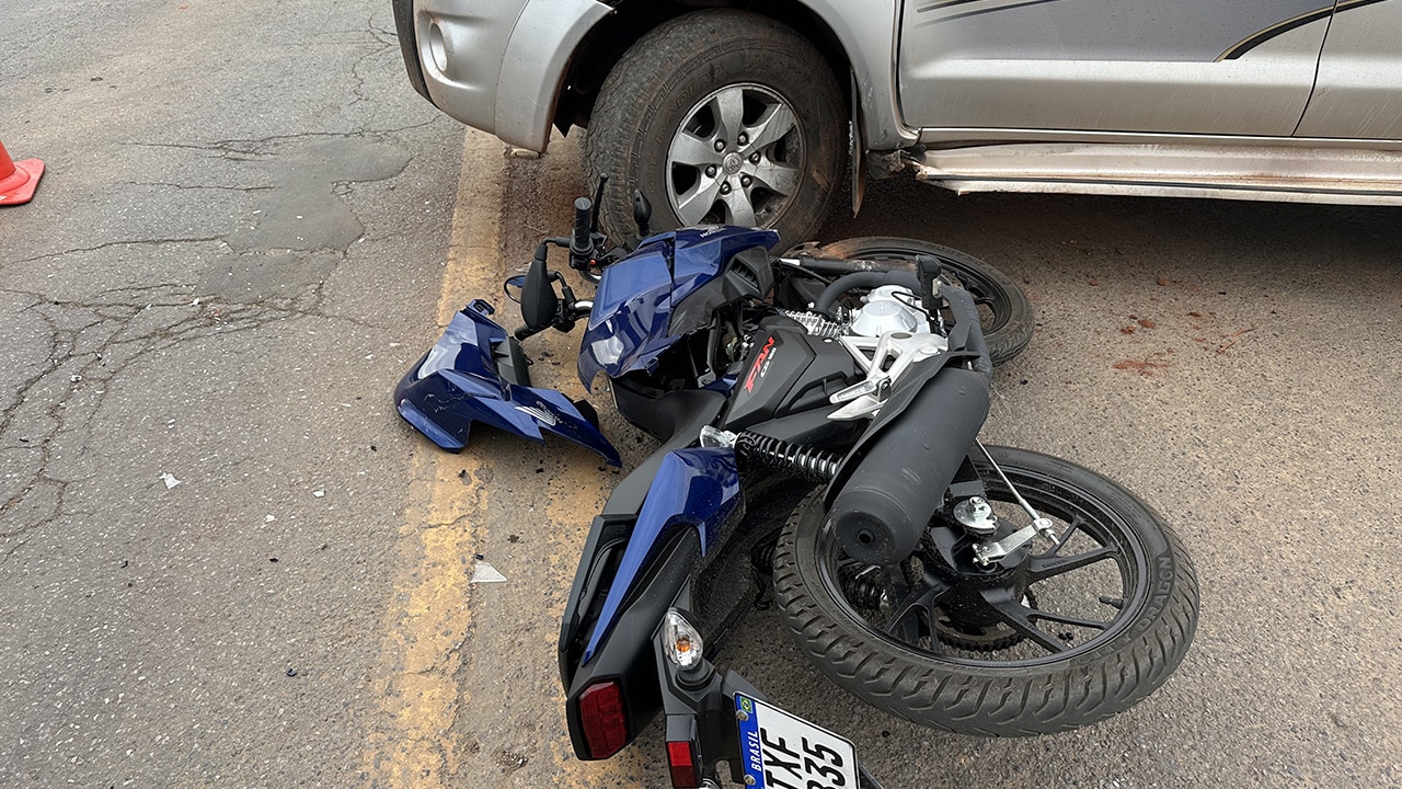 Motociclista fica ferido em acidente com caminhonete que acessou a BR-040 de forma irregular em João Pinheiro