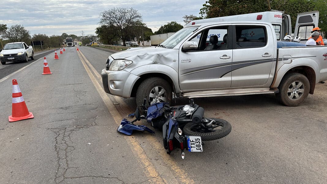 Motociclista fica ferido em acidente com caminhonete que acessou a BR-040 de forma irregular em João Pinheiro