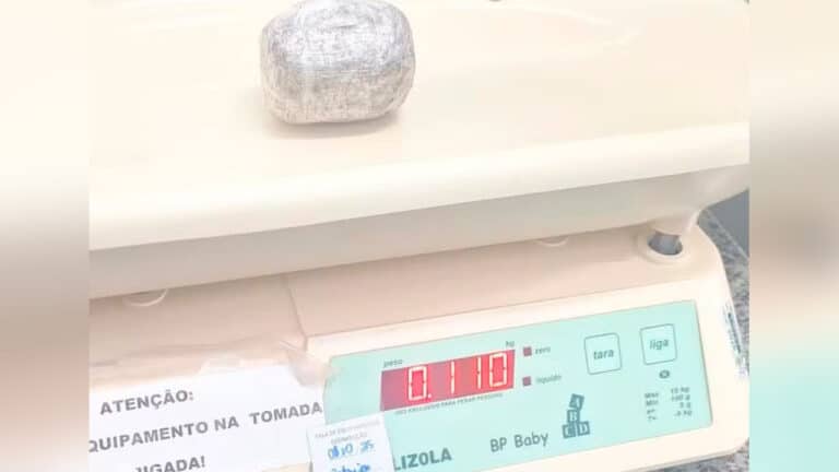 Teve que sair na cirurgia: mulher trans esconde "pacotão" de maconha no ânus e acaba presa após ser descoberta