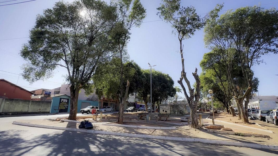 Confusão na Praça da Rodoviária de João Pinheiro termina com dois presos e uso de arma de choque pela Polícia