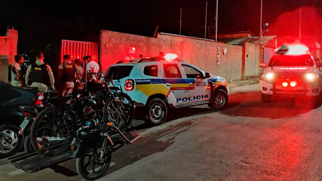 Trio é pego no flagra 'depenando' bicicletas motorizadas furtadas do pátio do Detran em João Pinheiro