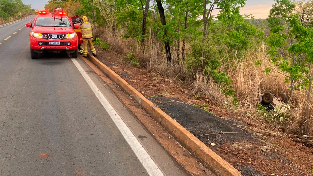 Motorista morre preso às ferragens após carro sair da pista e capotar na MG-181, próximo a João Pinheiro