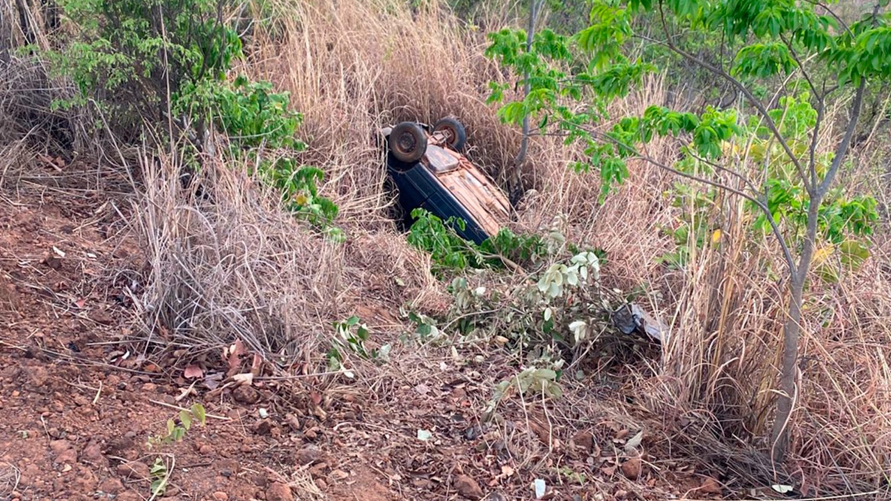 Motorista morre preso às ferragens após carro sair da pista e capotar na MG-181, próximo a João Pinheiro