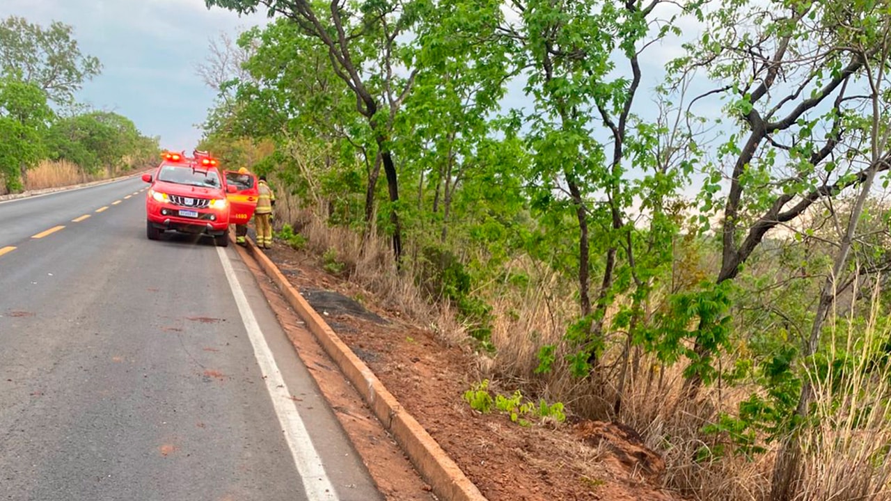 Motorista morre preso às ferragens após carro sair da pista e capotar na MG-181, próximo a João Pinheiro