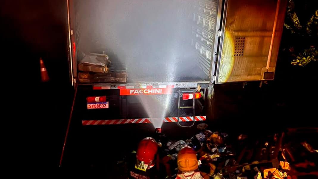 Caminhão carregado com compras online pega fogo e interdita parte da BR-040, próximo a João Pinheiro