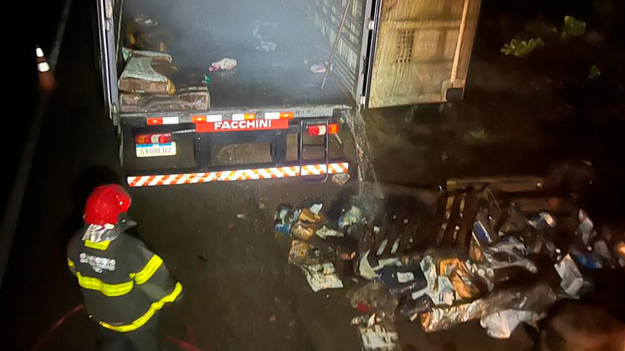 Caminhão carregado com compras online pega fogo e interdita parte da BR-040, próximo a João Pinheiro