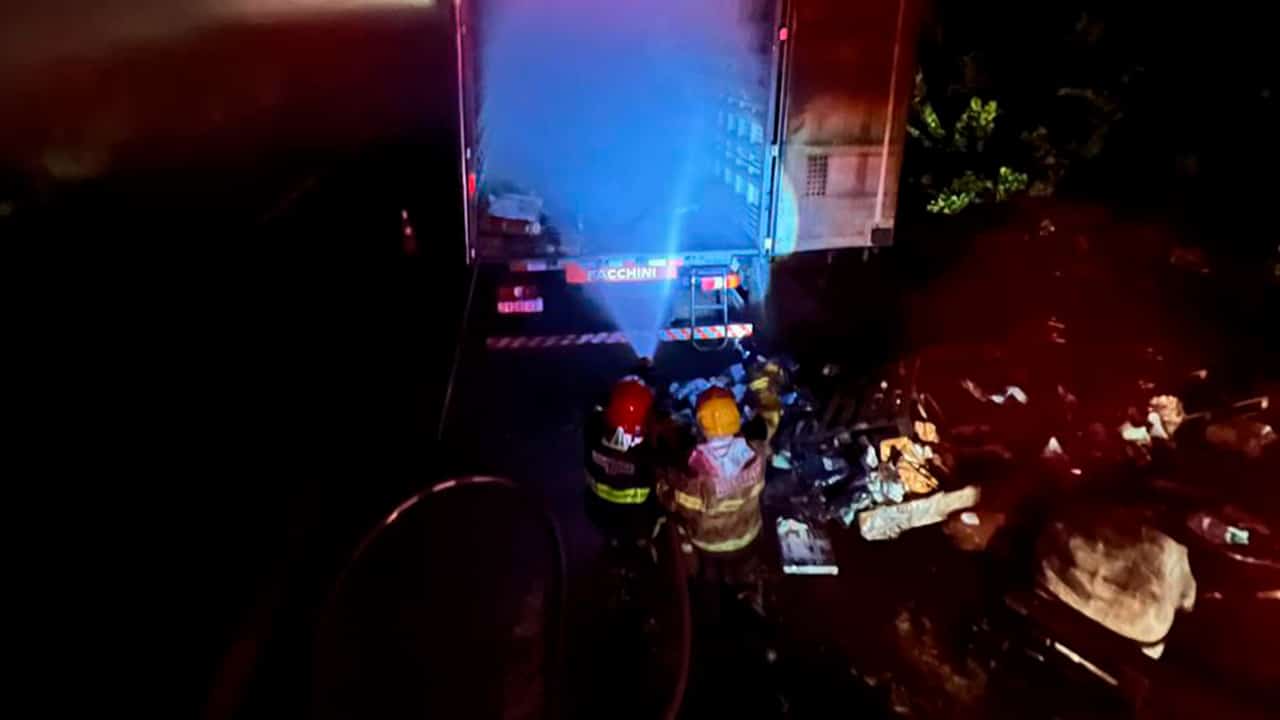 Caminhão carregado com compras online pega fogo e interdita parte da BR-040, próximo a João Pinheiro