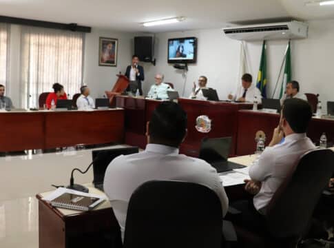 Com salário de mais de R$ 8,8 mil, vereadores de Presidente Olegário querem receber vale-alimentação