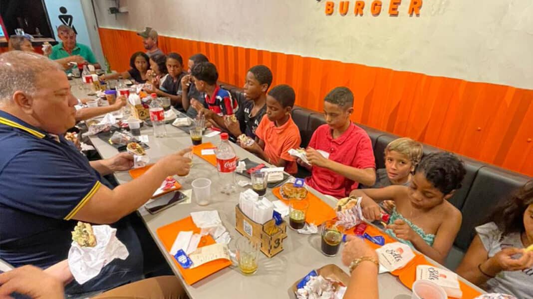 Bells Burguer e Rotary Participação promovem dia de hambúrguer e diversão para crianças carentes em João Pinheiro