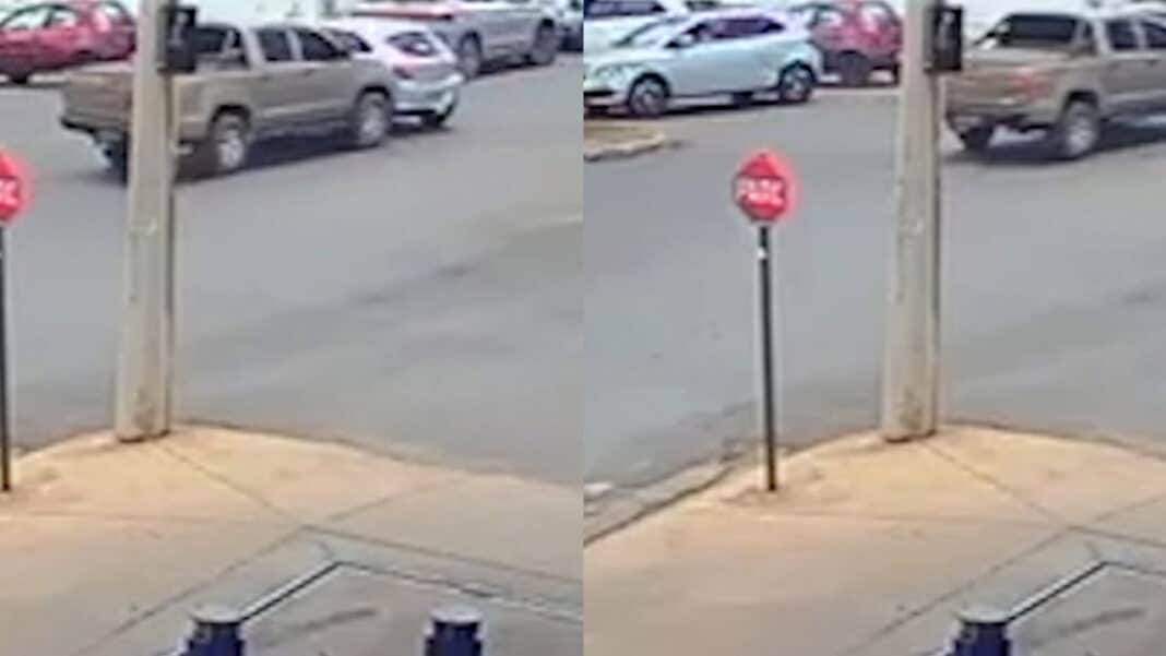 Vídeo: carro sobe em canteiro e bate em outro após ser atingido por caminhonete no centro de João Pinheiro