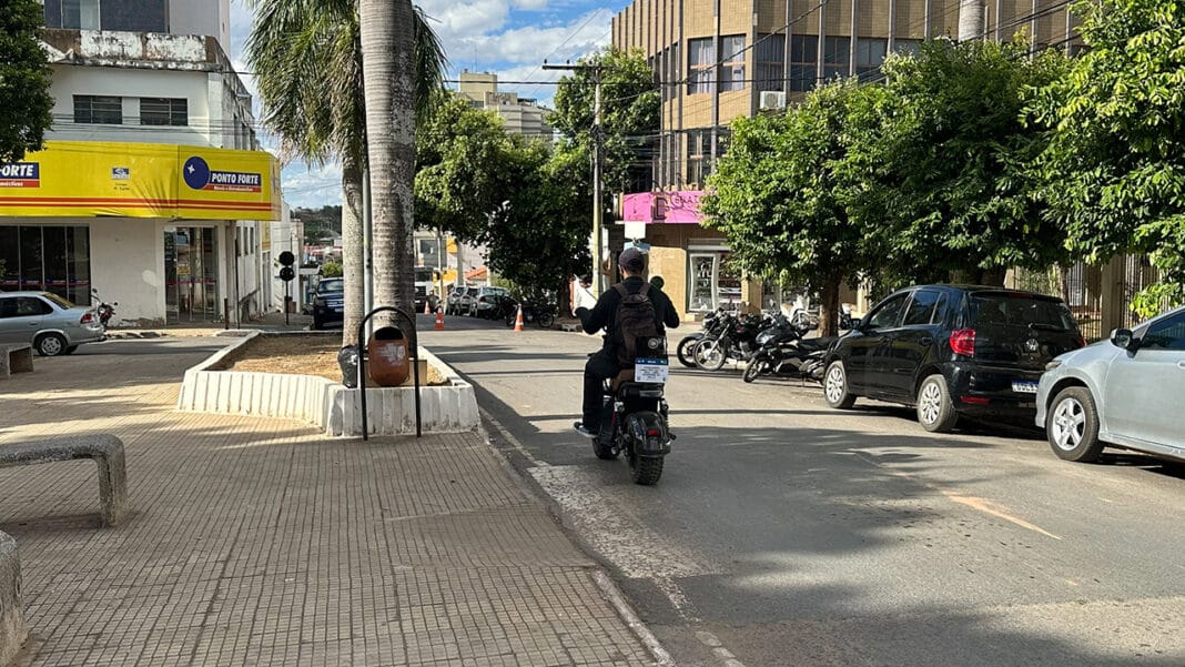 Vai precisar de placa e carteira? Novas regras para scooters começam a valer em 2026; entenda o que muda