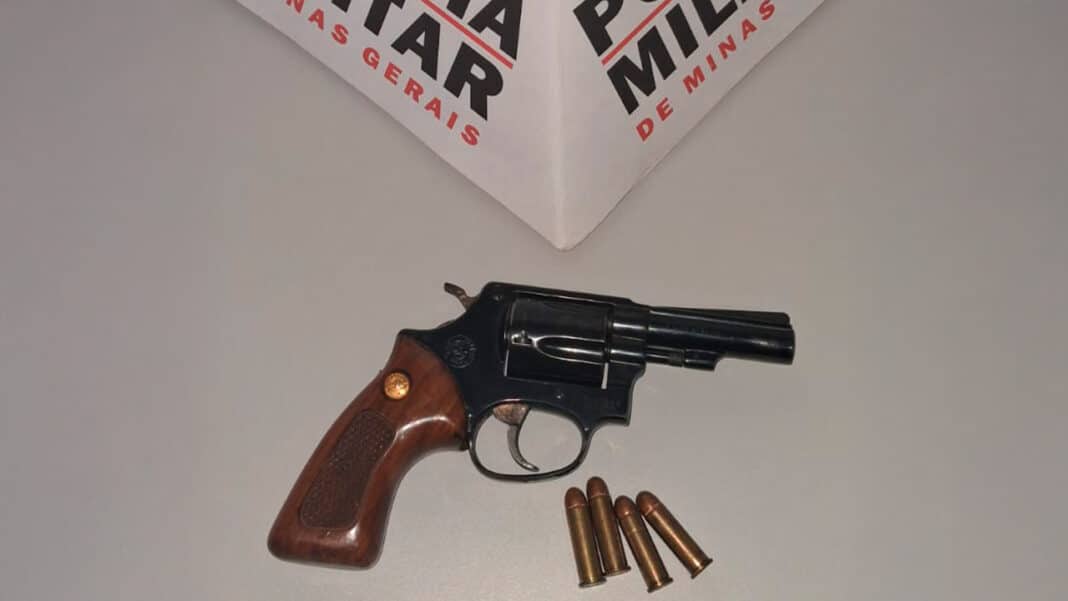 Homem é preso com revólver calibre .38 escondido em caminhonete na MG-181, em Brasilândia de Minas
