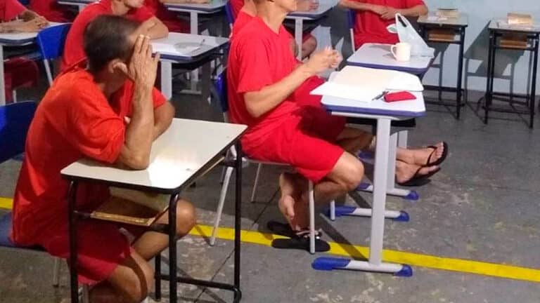 "Prova oral" diferente: professora e detento são pegos fazendo sexo dentro de sala de aula do presídio em MG