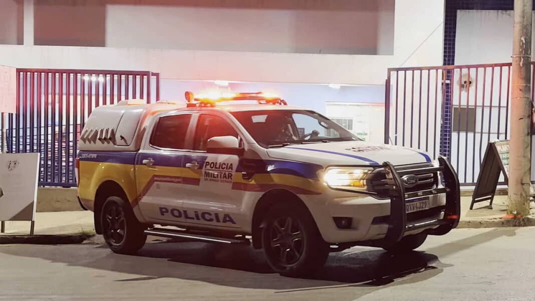 Homem espanca e enfoca esposa até desmaiar na frente das três filhas pequenas em João Pinheiro