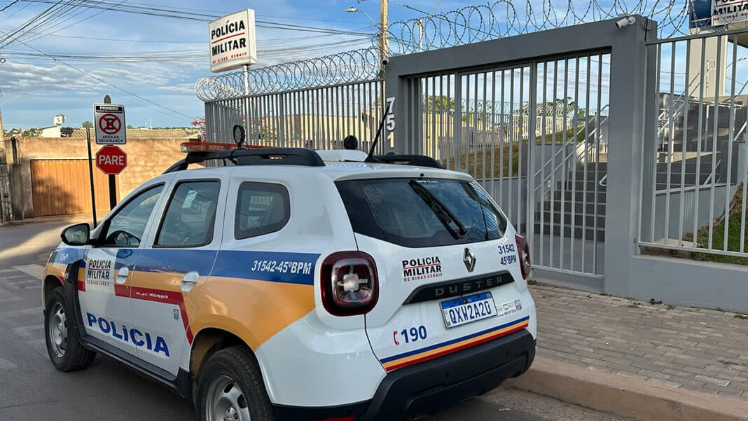 Homem arranca companheira à força de posto de saúde, a enforca e ameaça de morte em João Pinheiro