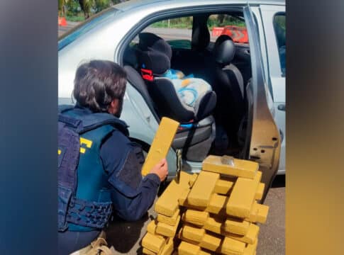 Casal com filho de 4 anos é preso com 30 tabletes de maconha que seriam entregues em João Pinheiro