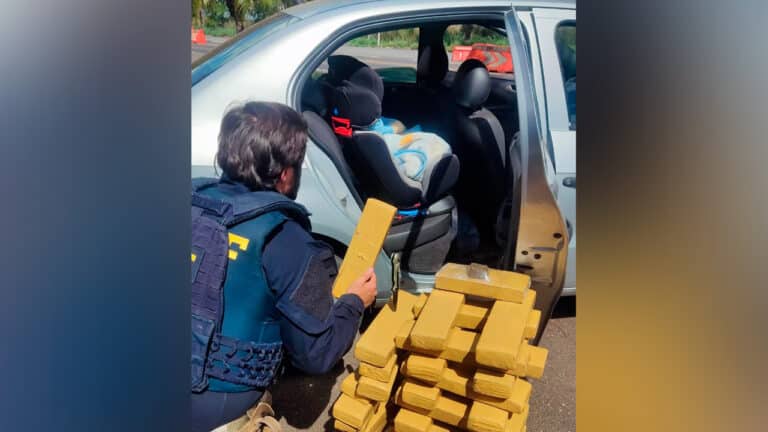 Casal com filho de 4 anos é preso com 30 tabletes de maconha que seriam entregues em João Pinheiro