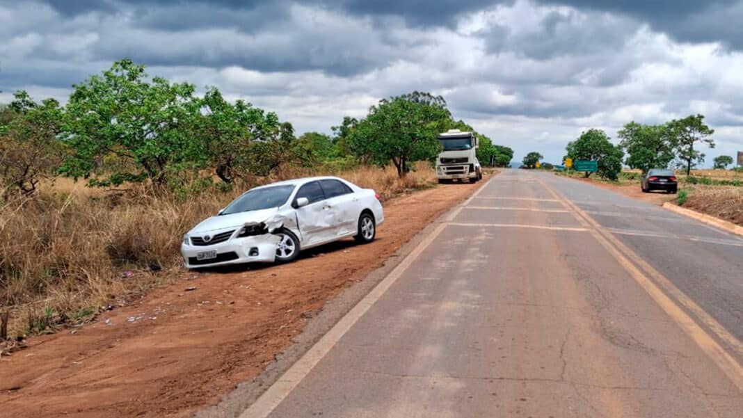 Acidente no trevo da COHAB termina com motorista de caminhão preso por embriaguez e por dívida de pensão