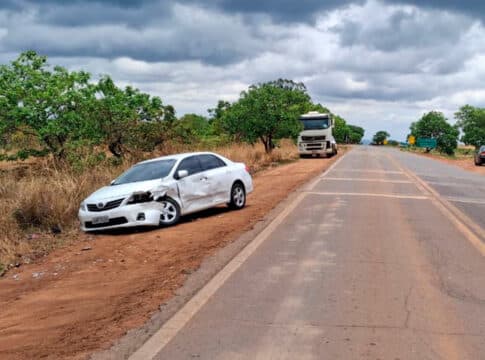 Acidente no trevo da COHAB termina com motorista de caminhão preso por embriaguez e por dívida de pensão