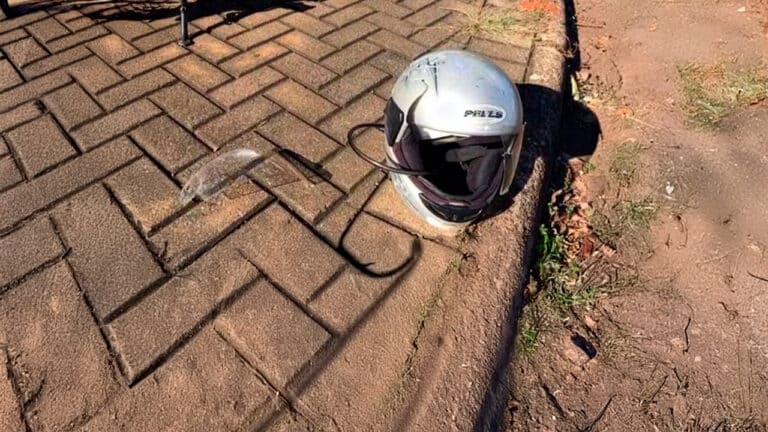 Mulher leva "capacetada" no meio da rua após aceitar carona de homem comprometido em João Pinheiro