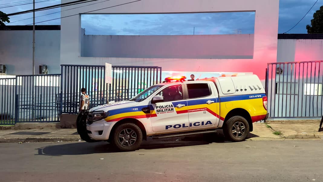 Ciúmes em festa de formatura termina com adolescente agredida e celular quebrado pelo namorado em João Pinheiro