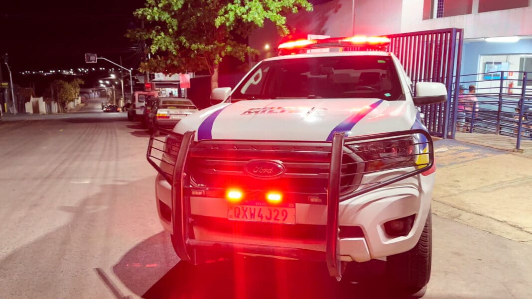 Homem quebra medida protetiva, tenta enforcar ex e ameaça matar família em João Pinheiro