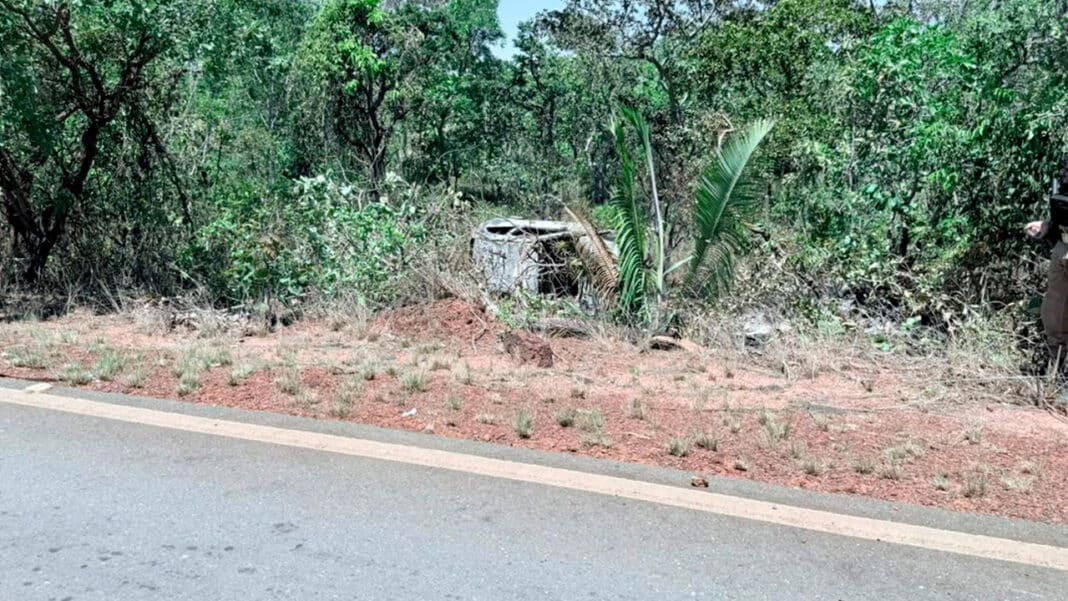 Após bater em anta, idoso sai ileso de capotamento e vê carro virar bola de fogo na MG-181 em João Pinheiro