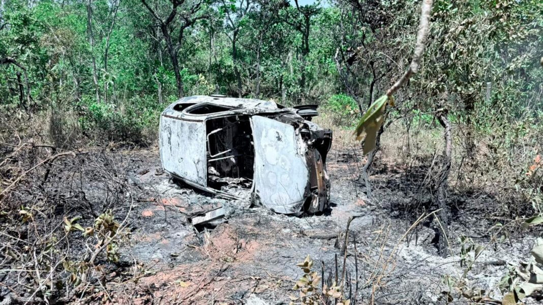 Após bater em anta, idoso sai ileso de capotamento e vê carro virar bola de fogo na MG-181 em João Pinheiro