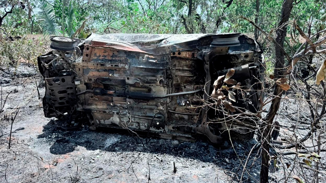 Após bater em anta, idoso sai ileso de capotamento e vê carro virar bola de fogo na MG-181 em João Pinheiro