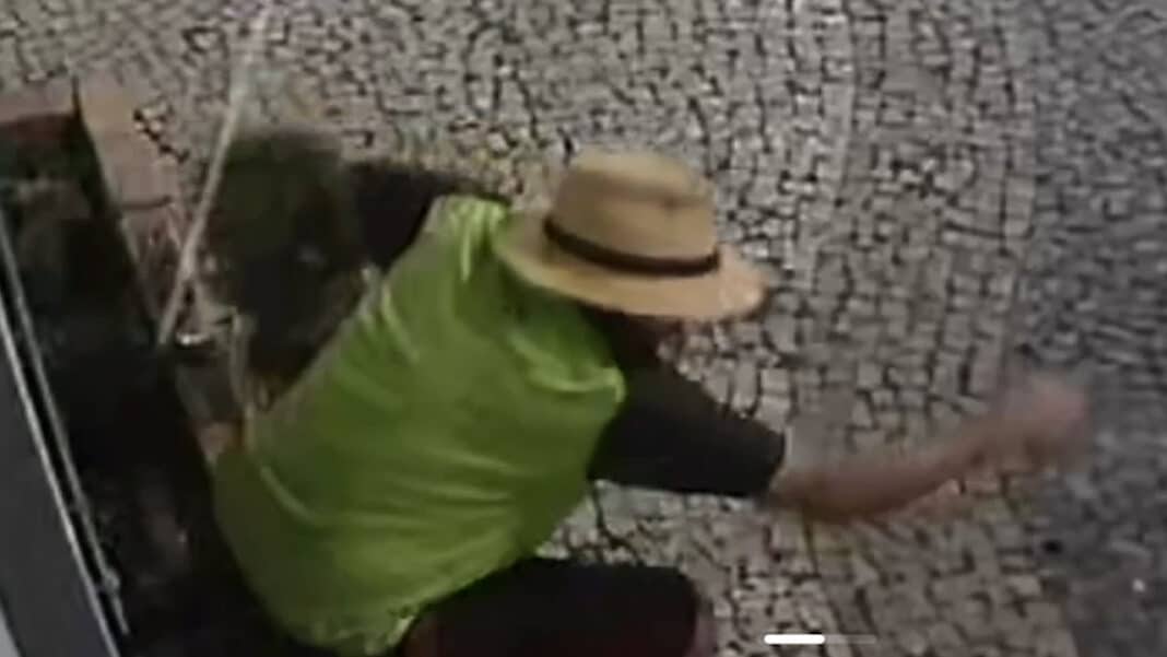 Nem as plantas perdoam: dupla é filmada levando vasos de clínica na maior cara de pau em João Pinheiro