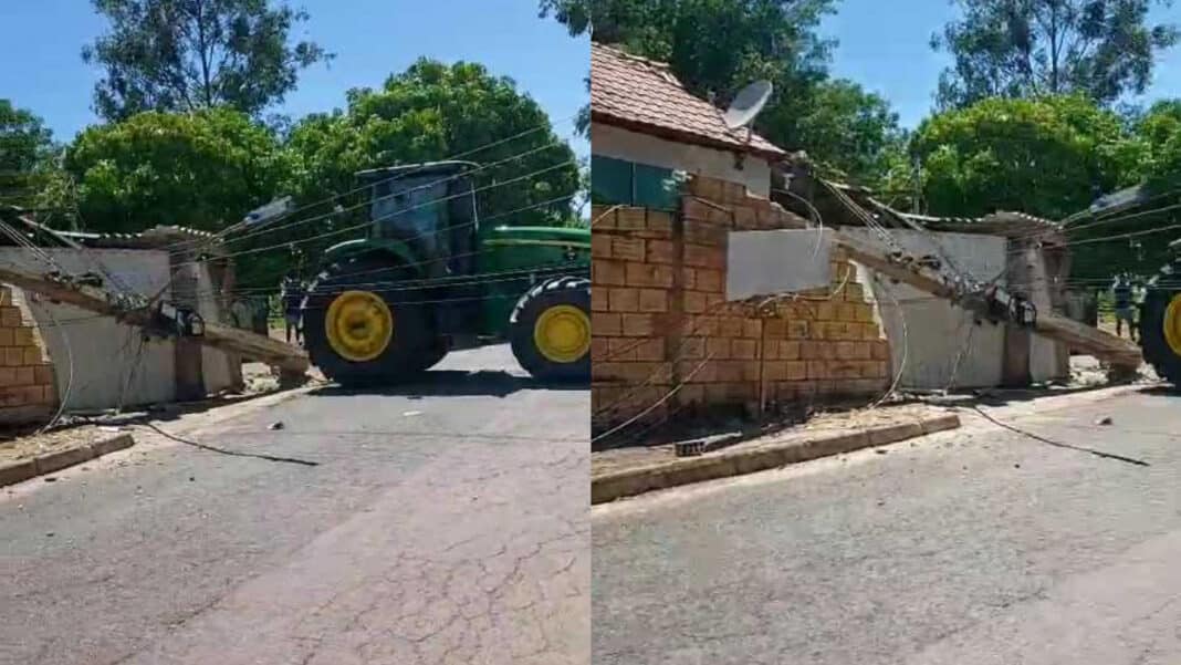 Susto na COHAB: trator desgovernadoinvade casa, derruba muro, portão edeixa bairro sem energia