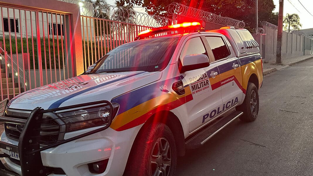 Lição bem dada? Homem bate na mulher, leva surra de populares e acaba preso pela polícia em João Pinheiro