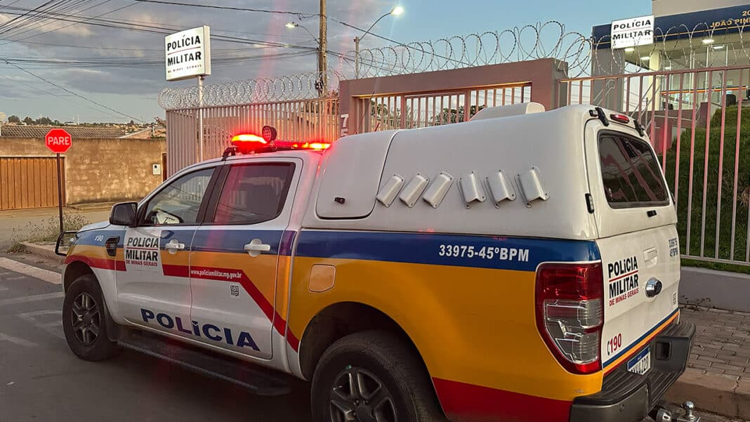 Ladrões arrombam bagageiro de ônibus, furtam baterias e 50 litros de diesel no bairro Itaipu em João Pinheiro