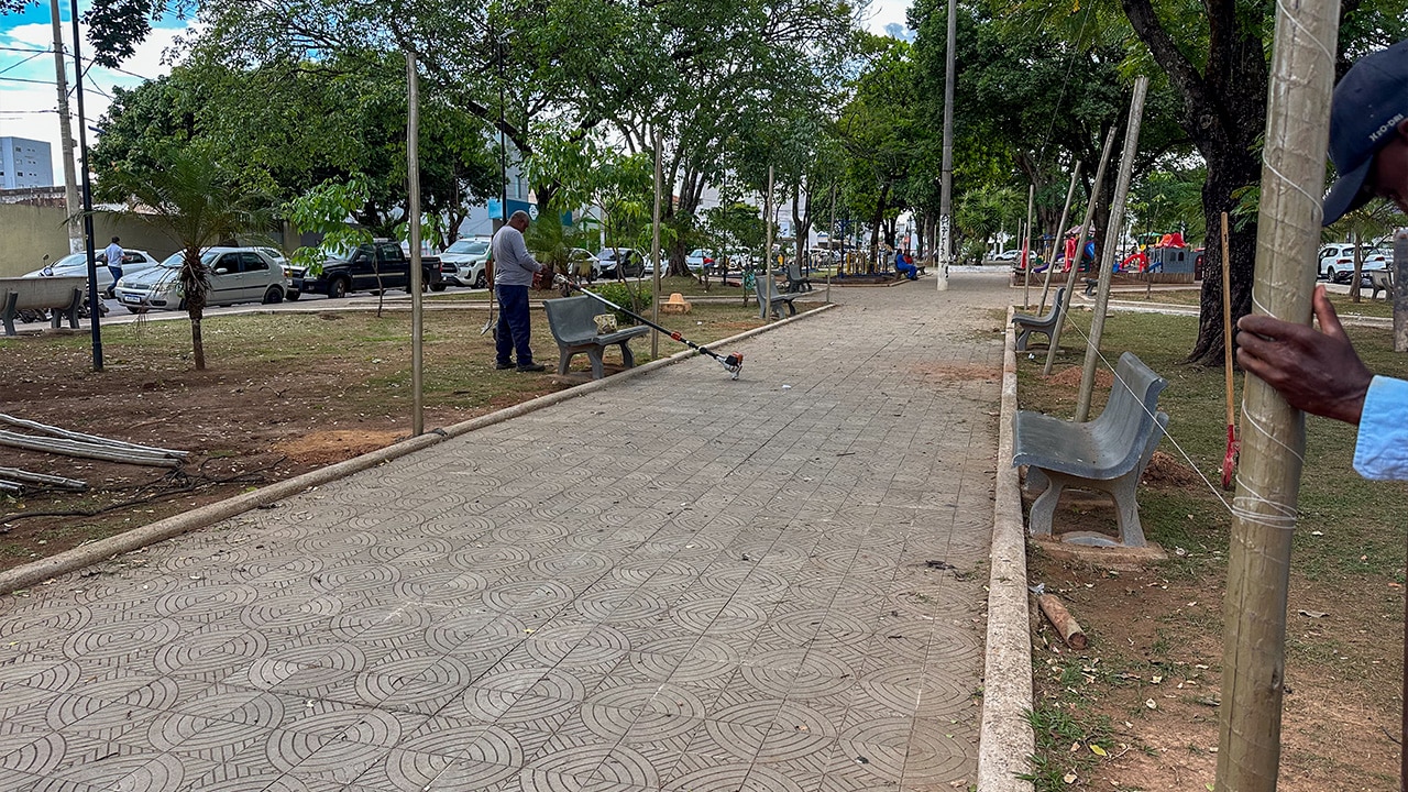 Prefeitura começa montagem de decoração de Natal na praça central de João Pinheiro