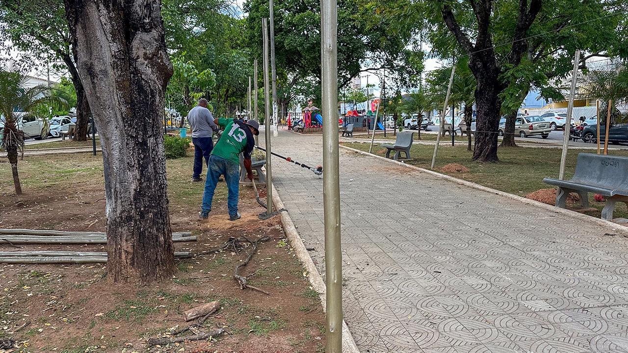 Prefeitura começa montagem de decoração de Natal na praça central de João Pinheiro